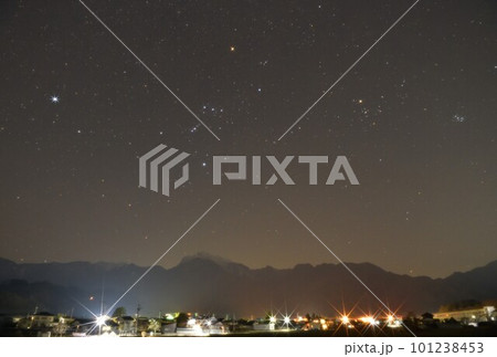 北杜市白州町、南アルプスの山並みの上で輝くシリウス・オリオン座・おうし座、冬の星々 北杜市白州町、南アルプスの山並みの上で輝くシリウス・オリオン座・おうし座、冬の星々 101238453