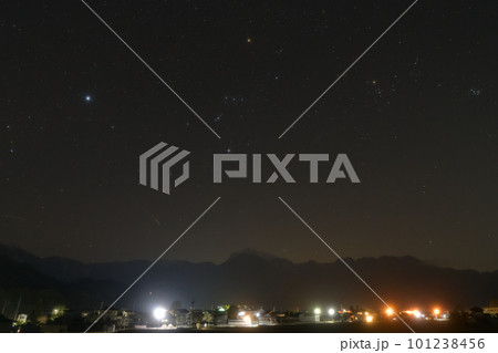 北杜市白州町、南アルプスの山並みの上で輝くシリウス・オリオン座・おうし座、冬の星々 101238456
