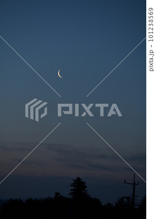 北杜市白州町、夜明けの空に月齢26.8の細い月が昇る 101238569