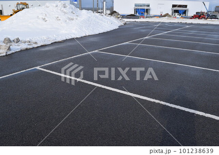 除雪した豪雪地方の駐車場 101238639