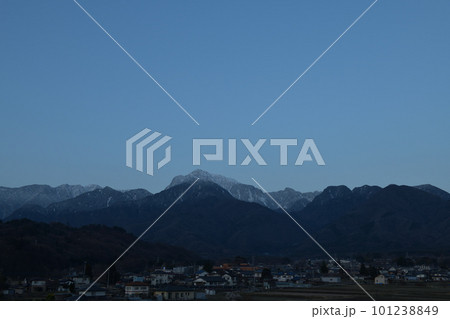 北杜市白州町、ブルーアワーの中に佇む甲斐駒ケ岳と麓白州の街並み 101238849
