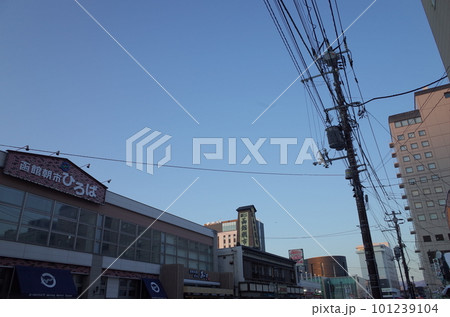 函館朝市の風景_JR函館駅前 101239104