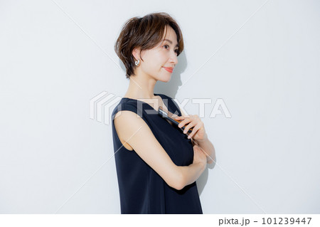 ショートヘアの女性　 101239447