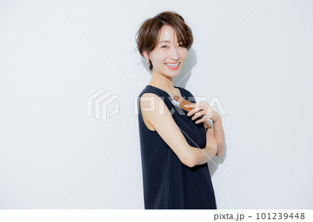 ショートヘアの女性　 101239448
