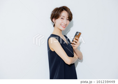 ショートヘアの女性　 101239449