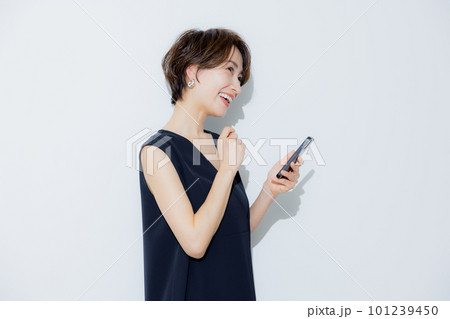 ショートヘアの女性　 101239450