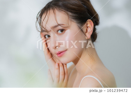 若い女性のビューティーイメージ　 101239472