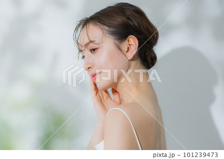 若い女性のビューティーイメージ　 101239473