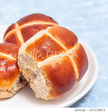 Freshly baked hot cross buns on white plate. Traditional easter food, square 101239615