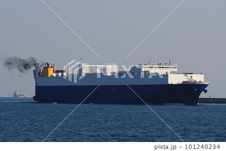 航行中の、自動車専用船（遊覧船からの眺め） 101240234