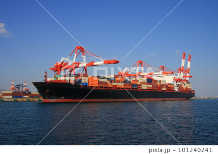 埠頭に停泊中の、フルコンテナ船（遊覧船からの眺め） 101240241