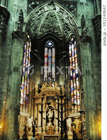 イタリア　ミラノ　ドゥオーモ内陣　祭壇 101240647