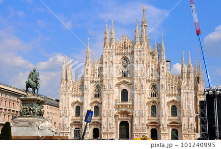 イタリア　ミラノ　ドゥオーモ広場　ヴィットリオ・エマヌエーレ二世の騎馬像 101240995