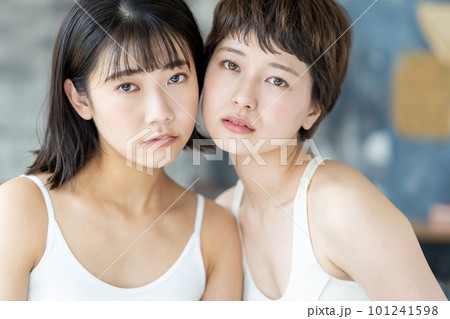 スキンケアをする若い女性 スキンケアをする若い女性 101241598