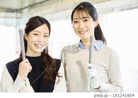 ゴルフ練習をする女性 101241604