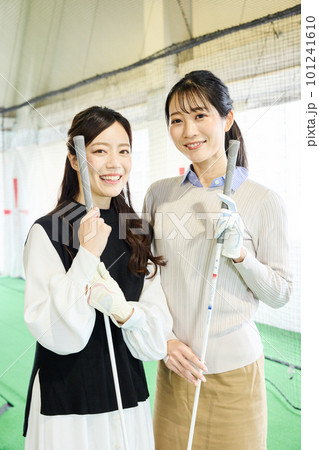 ゴルフ練習をする女性 101241610