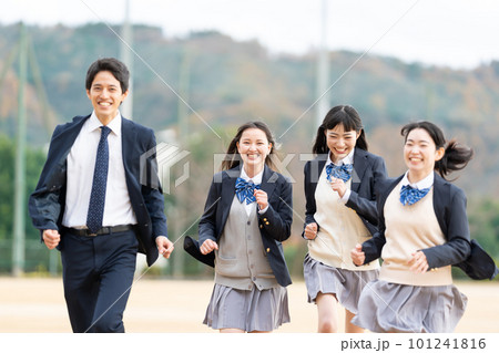 グランドを走る女子高生と男性教師 101241816