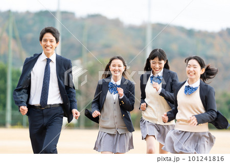 グランドを走る女子高生と男性教師 グランドを走る女子高生と男性教師 101241816