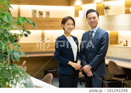 オフィスに並ぶビジネスパーソン 101242246