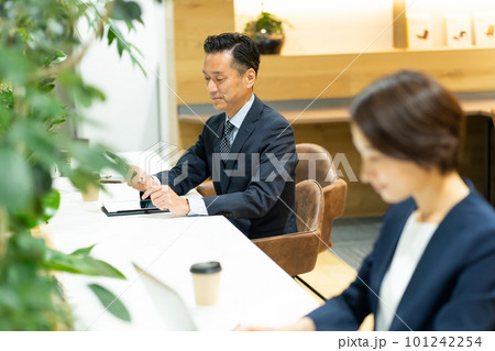 オフィスで働くビジネスマン 101242254