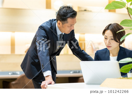 コワーキングスペースで打合せをするビジネスマン コワーキングスペースで打合せをするビジネスマン 101242266