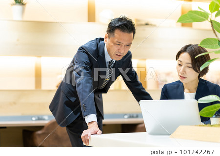 コワーキングスペースで打合せをするビジネスマン コワーキングスペースで打合せをするビジネスマン 101242267