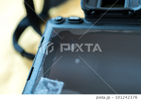 デジタルカメラの液晶保護フィルムの貼り付けに失敗して気泡が入った 101242376