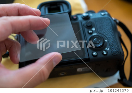 液晶保護フィルムをカメラの液晶に貼る 液晶保護フィルムをカメラの液晶に貼る 101242379