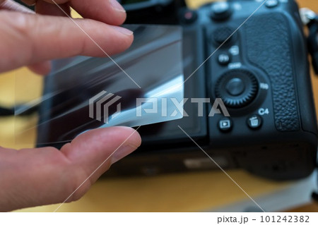 液晶保護フィルムをカメラの液晶に貼る 101242382