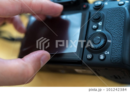 液晶保護フィルムをカメラの液晶に貼る 液晶保護フィルムをカメラの液晶に貼る 101242384