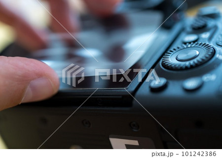 液晶保護フィルムをカメラの液晶に貼る 101242386