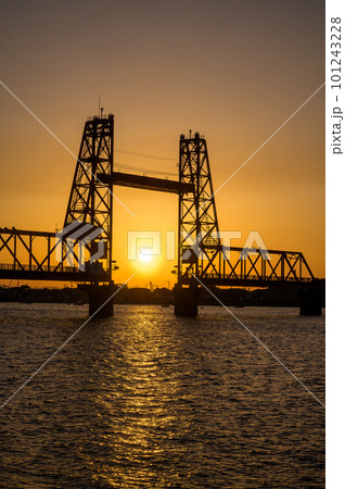夕日に照らされる橋 夕日に照らされる橋 101243228