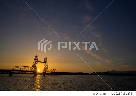 夕日に照らされる橋 夕日に照らされる橋 101243233