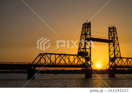 夕陽に照らされる昇開橋 夕陽に照らされる昇開橋 101243327