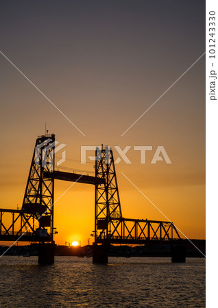 夕陽に照らされる昇開橋 夕陽に照らされる昇開橋 101243330