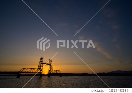 夕陽に照らされる昇開橋 101243335