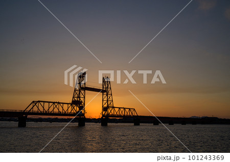 夕日に照らされる橋 101243369