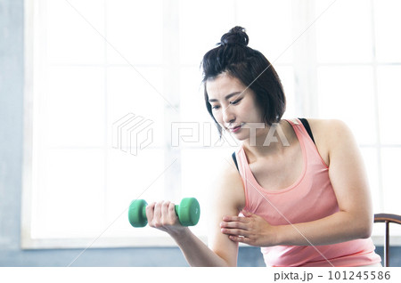 ダンベルトレーニングをする女性 101245586