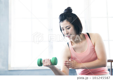 ダンベルトレーニングをする女性 101245587