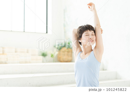 ストレッチをする若い女性 ストレッチをする若い女性 101245822