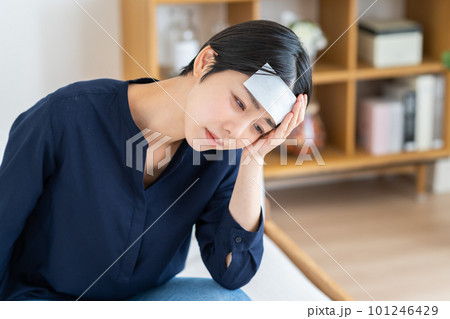 冷えピタを貼って辛い若い女性 冷えピタを貼って辛い若い女性 101246429