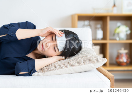 冷えピタを貼って辛い若い女性 冷えピタを貼って辛い若い女性 101246430