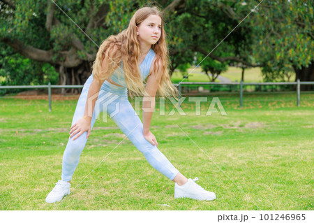 公園でヨガ・準備運動をするオーストラリアの中学生 101246965