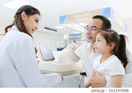 Doctor examination to patient. 101247006