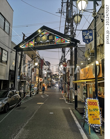 白楽駅近くにある六角橋商店街大通りの夕景 白楽駅近くにある六角橋商店街大通りの夕景 101247087