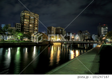 水面に映る原爆ドーム夜景 水面に映る原爆ドーム夜景 101247187