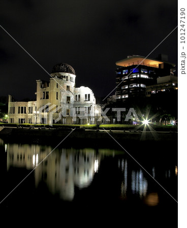 水面に映る原爆ドーム夜景 101247190