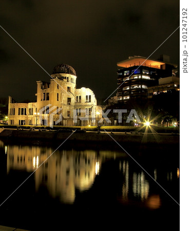 水面に映る原爆ドーム夜景 水面に映る原爆ドーム夜景 101247192