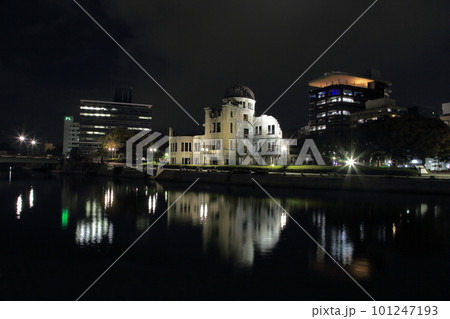 水面に映る原爆ドーム夜景 101247193