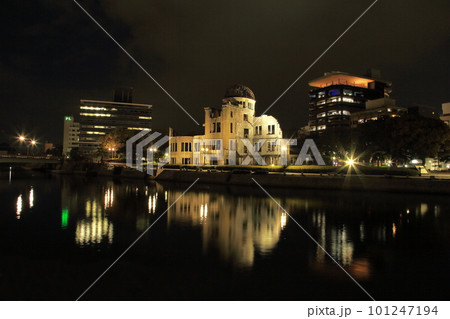水面に映る原爆ドーム夜景 101247194